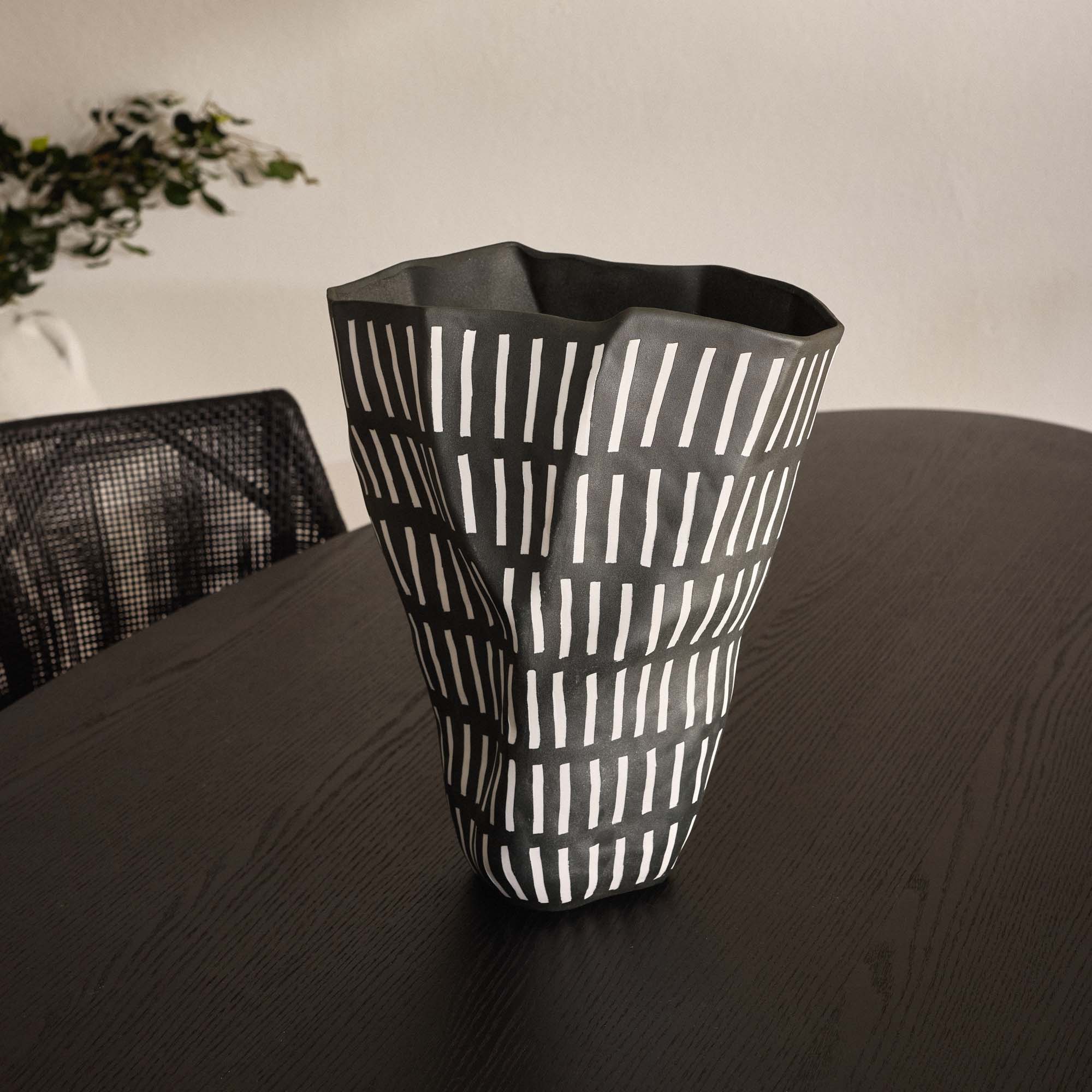 Emi Vase Black & White
